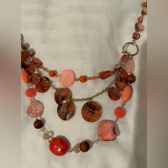 Women's Necklace with coral colors. Like new!! - Picture 2 of 2
